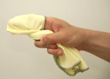 靴クリームを塗るときは布を２本指に巻くのがポイント。指の腹を使って、力を入れすぎないのがコツです
