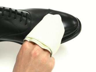 指に布を巻いて皮革用クリーナーで靴の汚れを落とします。小さな面積ごとに円を描くように丁寧に落とします。