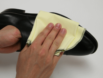 部分的な汚れ落しが終わったら靴全体にクリーナーを塗り伸ばします。クリーナーが一箇所に偏らないように手の動きを早くします。