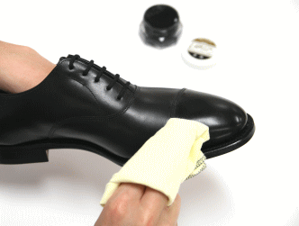 乳化性の靴クリームを塗ります。布を指に巻きつけ片足コーヒー豆１つ位の少量のクリームを塗布します。